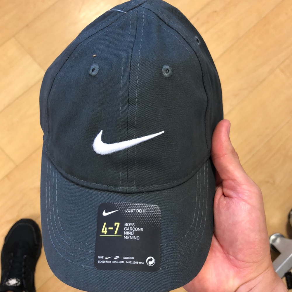 GRAY NIKE NEW CAP / ADJUSTABLE